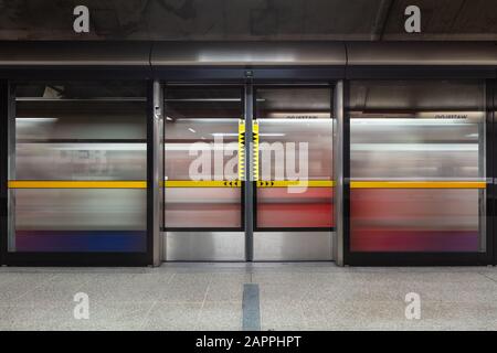 Platform Edge Doors sulla Jubilee Line alla stazione della metropolitana di Waterloo. Foto Stock