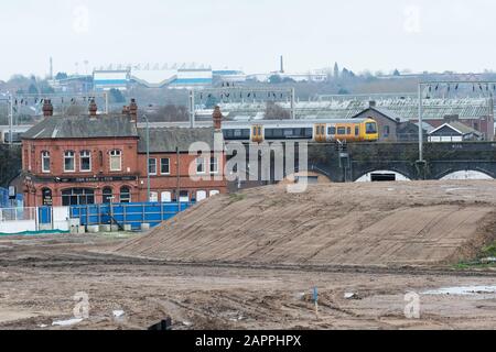 Curzon Street, Birmingham, West Midlands, Regno Unito – Venerdì 24th Gennaio 2020 – lavori di costruzione in corso sul sito massiccio della nuova stazione di Curzon Street nel centro di Birmingham, che fa parte dell'enorme progetto di infrastrutture ferroviarie HS2. All’inizio di questa settimana, una revisione su incarico di un governo trapelato ha suggerito che il costo totale per HS2 potrebbe raggiungere £106bn. Nel 2015 il progetto HS2 è stato stimato a un costo di £56bn. Il pub Eagle e Tun ( centro a sinistra ) si è chiuso di recente mentre il lavoro HS2 progredisce. Foto Steven May / Alamy Live News Foto Stock