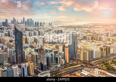 Vista della città di Abu Dhabi, Emirati Arabi Uniti al tramonto Foto Stock