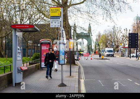 12 aprile 2019: Una fermata dell'autobus di Londra è chiusa a causa della chiusura di emergenza di Hammersmith Bridge per lavori di manutenzione Foto Stock