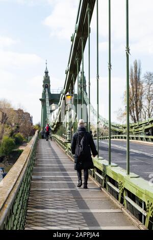 12 aprile 2019: I pedoni attraversano Hammersmith Bridge, che è chiuso al traffico stradale per lavori di manutenzione. Foto Stock