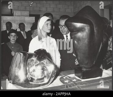 La Principessa Marie Astrid di Lussemburgo apre la mostra Benelux. Con le due plastiche vincenti. Forma A Cornice sinistra di J.P. Ghijels, a destra l'Externel Feminin di L. Wercelier Data: 6 1968 Foto Stock