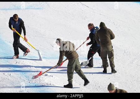 Kitzbuhel, Austria. 24th gennaio 2020. I membri dell'esercito austriaco assistono nella preparazione del corso durante la gara Super G della Coppa del mondo di Sci Alpino Audi FIS il 24 gennaio 2020 a Kitzbuehel, Austria. (Foto Di Mitchell Gunn/Espa-Images) Credito: Cal Sport Media/Alamy Live News Foto Stock