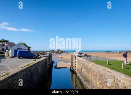 La splendida spiaggia di Summerleaze a Bude è una parte idilliaca del South West Coast Path. E' conosciuta per la sua sabbia, le colorate capanne sulla spiaggia e la serratura del canale Foto Stock