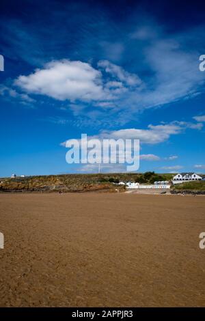 La splendida spiaggia di Summerleaze a Bude è una parte idilliaca del South West Coast Path. E' conosciuta per la sua sabbia, le colorate capanne sulla spiaggia e la serratura del canale Foto Stock