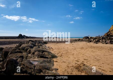 La splendida spiaggia di Summerleaze a Bude è una parte idilliaca del South West Coast Path. E' conosciuta per la sua sabbia, le colorate capanne sulla spiaggia e la serratura del canale Foto Stock