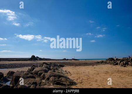 La splendida spiaggia di Summerleaze a Bude è una parte idilliaca del South West Coast Path. E' conosciuta per la sua sabbia, le colorate capanne sulla spiaggia e la serratura del canale Foto Stock