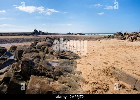 La splendida spiaggia di Summerleaze a Bude è una parte idilliaca del South West Coast Path. E' conosciuta per la sua sabbia, le colorate capanne sulla spiaggia e la serratura del canale Foto Stock