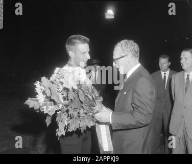 Anefo campioni del mondo in bicicletta nello Stadio Olimpico di Amsterdam Tiemen Groen riceve le congratulazioni del Ministro M. Vrolijk (CRM) Data: 6 settembre 1966 Parole Chiave: Tributi, sport, eventi sportivi, ciclismo Nome personale: Groen, Tiemen, Merry, M. Foto Stock