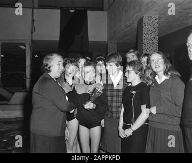 Gare nazionali di nuoto per la diga Triebels e Obeltbeker al Heiligeweg di Amsterdam. Sig.Ra Bon. Claus (presidente) HDZ raggiunge la tazza Annotazione: La tazza è chiamata dopo 'wimmother' J.E. Triebels-Koens (1865-1955). Si è impegnata ad insegnare alle persone che nuotano in un momento in cui non era consuetudine Data: 10 febbraio 1963 Località: Amsterdam, Noord-Holland Parole Chiave: Presidenti, concorsi, nuoto Foto Stock
