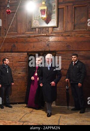 Il Principe di Galles entra nella Chiesa della Natività a Betlemme il secondo giorno della sua visita in Israele e nei territori palestinesi occupati. Foto Stock