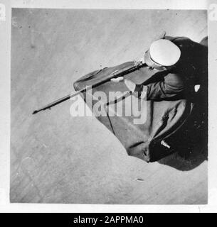 Mn [Merchant Navy]/Anefo serie London [Ship Officer with fucili on a Armed Merchant ship] Annotazione: Repronegative Data: 1943 posizione: Gran Bretagna Parole Chiave: Equipaggio, flotte mercantili, marina, navi, seconda guerra mondiale Foto Stock