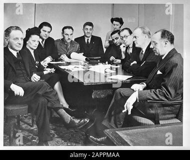 HIE [Olanda in Inghilterra]/Anfo London Series Free Netherlands a Londra. La riunione editoriale settimanale. Vlnr. Dr. M. van Blankenstein (redattore capo), E. van Lenten-Sieburgh (editore pagina femminile), J. van den Bogaert (capo dell'agenzia ufficiale olandese ANEP), tenente Louis (Lou) Tas (rappresentante della redazione di una pagina dedicata specificamente ai rifugiati dai Paesi Bassi), J. van der Laan, Sig.ra Ruth Wolff (segretario), Sig. M. Sluyser (dipendente), H. van der Kallen (editore di notizie), J. Sikkema (responsabile tecnico), J. Brandel (direttore generale) Annotazione: Repronegative Data: 1 Foto Stock