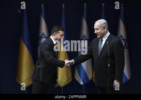 Gerusalemme, Israele. 24th Gen 2020. Il primo ministro israeliano Benjamin Netanyahu, a destra, incontra il presidente argentino Alberto Fernandez a Gerusalemme, venerdì 24 gennaio 2020. Foto in piscina di Oded Balilty/UPI Credit: UPI/Alamy Live News Foto Stock