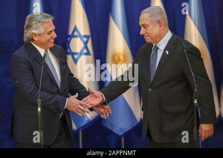 Gerusalemme, Israele. 24th Gen 2020. Il primo ministro israeliano Benjamin Netanyahu, a destra, incontra il presidente argentino Alberto Fernandez a Gerusalemme, venerdì 24 gennaio 2020. Foto in piscina di Oded Balilty/UPI Credit: UPI/Alamy Live News Foto Stock