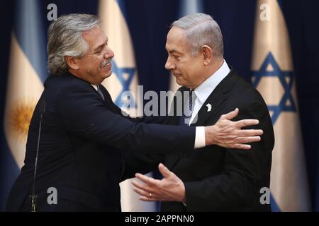 Gerusalemme, Israele. 24th Gen 2020. Il primo ministro israeliano Benjamin Netanyahu, a destra, incontra il presidente argentino Alberto Fernandez a Gerusalemme, venerdì 24 gennaio 2020. Foto in piscina di Oded Balilty/UPI Credit: UPI/Alamy Live News Foto Stock