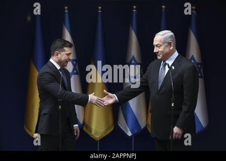 Gerusalemme, Israele. 24th Gen 2020. Il primo ministro israeliano Benjamin Netanyahu, a destra, incontra il presidente argentino Alberto Fernandez a Gerusalemme, venerdì 24 gennaio 2020. Foto in piscina di Oded Balilty/UPI Credit: UPI/Alamy Live News Foto Stock