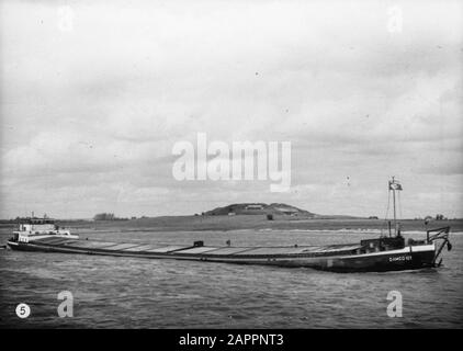 Gloria olandese sulla navigazione Reno, reportage da rimorchiatore Damco 9: I Paesi Bassi. Inland Vessel Damco 101 on the Waal with Fort Pannerden in the background Data: 1 aprile 1955 Località: Doornenburg, Gelderland Parole Chiave: Chiatte, fiumi, fortificazioni Foto Stock