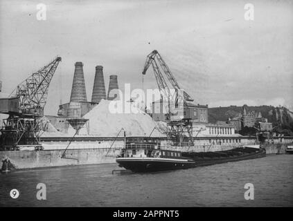 Gloria olandese sulla navigazione Reno, reportage da rimorchiatore Damco 9: Germania Ovest. Rijnaak per il Bonner Zementfabriek vicino Oberkassel Data: 1 aprile 1955 Ubicazione: Bonn, Germania, Oberkassel, Germania occidentale Parole Chiave: Navi terrestri, fabbriche, gru, fiumi, camini Foto Stock