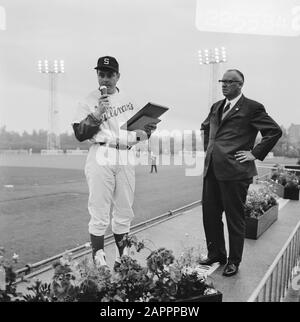 Settimana Internazionale di Baseball a Haarlem Paesi Bassi contro la Berlino Porta 4-2; la cerimonia di premiazione Data: 22 giugno 1969 luogo: Haarlem, Noord-Holland Parole Chiave: Settimane di Baseball, premi Foto Stock