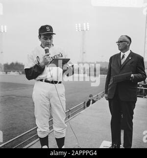 Settimana Internazionale di Baseball a Haarlem Paesi Bassi contro la Berlino Porta 4-2; la cerimonia di premiazione Data: 22 giugno 1969 luogo: Haarlem, Noord-Holland Parole Chiave: Settimane di Baseball, premi Foto Stock