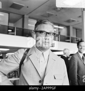 I rappresentanti del Comitee olandese della Palestina partono da Schiphol per l'Egitto e altri paesi nel Vicino Oriente Padre J. van Eupen, rappresentante del Dutch Palestine Komitee parte da Schiphol Data: 28 giugno 1969 luogo: Haarlemmermeer, Noord-Holland Parole Chiave: Gruppi d'azione, attivisti, comitati, ritratti Nome personale: Euven, J. van Foto Stock