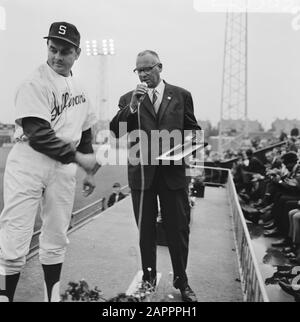 Settimana Internazionale di Baseball a Haarlem Paesi Bassi contro la Berlino Porta 4-2; la cerimonia di premiazione Data: 22 giugno 1969 luogo: Haarlem, Noord-Holland Parole Chiave: Settimane di Baseball, premi Foto Stock