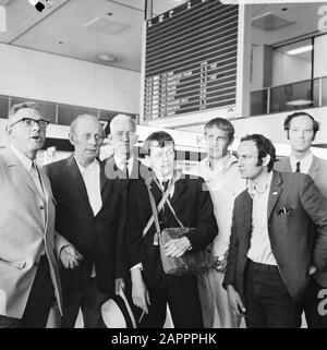 I rappresentanti del Comitee olandese della Palestina partono da Schiphol per l'Egitto e altri paesi del Vicino Oriente V.L.N.R.: Padre J. van Eupen, J. H. Davio, P. Nak, B. de Wolf, B. Hendriks e drs. Bartels Data: 28 giugno 1969 luogo: Haarlemmermeer, Noord-Holland Parole Chiave: Gruppi d'azione, comitati Nome personale: Bartels, W., Davio, J.H., Eupen, J. van, Hendriks, B., Nak, P., Wolf, B. de Foto Stock