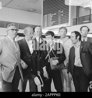 I rappresentanti del Comitee olandese della Palestina partono da Schiphol per l'Egitto e altri paesi del Vicino Oriente V.L.N.R.: Padre J. van Eupen, J. H. Davio, P. Nak, B. de Wolf, B. Hendriks e drs. Bartels Data: 28 giugno 1969 luogo: Haarlemmermeer, Noord-Holland Parole Chiave: Gruppi d'azione, comitati Nome personale: Bartels, W., Davio, J.H., Eupen, J. van, Hendriks, B., Nak, P., Wolf, B. de Foto Stock