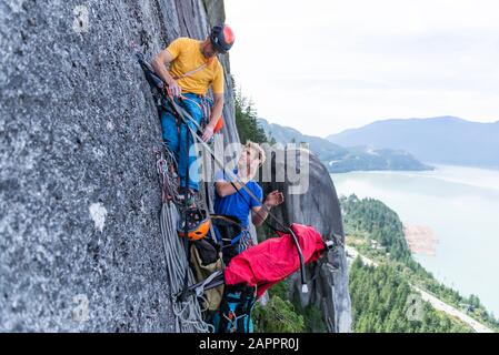 Trad Climbing, Capo Di Stawamus, Corridoio Da Mare A Cielo, Squamish, Columbia Britannica, Canada Foto Stock