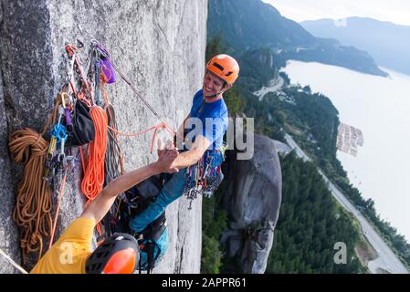 Grande parete di arrampicata con portaledge, Squamish, British Columbia, Canada Foto Stock