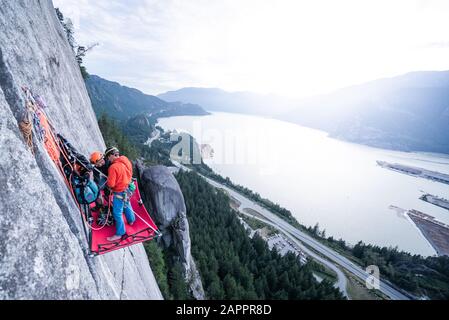 Grande parete di arrampicata con portaledge, Squamish, British Columbia, Canada Foto Stock