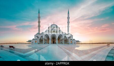 Moschea Sharjah Più Grande Masjid a Dubai bella architettura tradizionale islamica, lettera araba significa: Effettivamente, la preghiera è stata decretata sulla belie Foto Stock