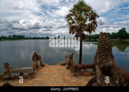 SRAs Srang (piscina reale) serbatoio vicino al Tempio di Banteay Kdei, Angkor, Cambogia, Indochina, Asia sudorientale, Asia Foto Stock