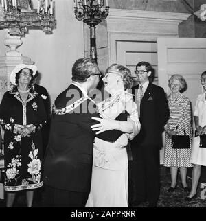 La regina Juliana riceve il presidente del Suriname Johan Ferrier a Soestdijk e riceve il premio del Suriname; Ferrier abbraccia sua Maestà, ha lasciato la signora Ferrier Data: 3 giugno 1977 posizione: Soestdijk, Utrecht Parole Chiave: Queens, premi, ricevute, presidenti Nome personale: Ferrier, Johan, Juliana (regina Olanda) Foto Stock