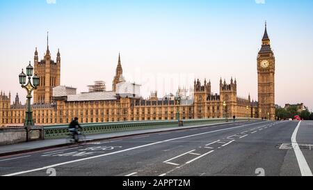 La mattina presto potrai ammirare le principali attrazioni di Londra nel tranquillo lullo prima dell'ora di punta del mattino. Foto Stock