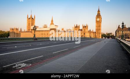 La mattina presto potrai ammirare le principali attrazioni di Londra nel tranquillo lullo prima dell'ora di punta del mattino. Foto Stock