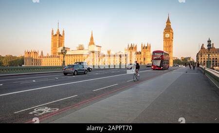 Westminster Bridge, Big Ben E Palace. La mattina presto potrai ammirare i principali luoghi di interesse di Londra nella calma prima dell'ora di punta del mattino. Foto Stock