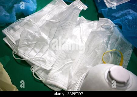 fornitura di maschere facciali chirurgiche per l'orecchio e apparecchiature mediche monouso Foto Stock