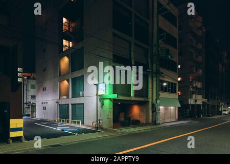 Scena notturna di uffici multipiano, Osaka, Giappone Foto Stock