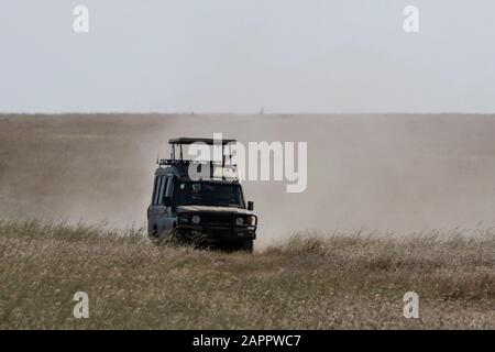 Veicolo Safari, Seronera, Parco Nazionale Serengeti, Tanzania Foto Stock