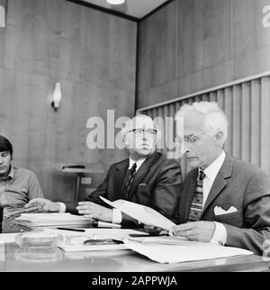 Il Consiglio di amministrazione si è riunito circa CAO, K. de Wilde (staff comm. NOS) e W. J. A. Wagenaar (vicepresidente NOS) durante la conferenza stampa Data: 13 luglio 1973 Parole Chiave: Conferenze stampa Nome personale: K. de Wilde, Wagenaar, W.J.A. Foto Stock