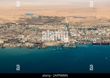 Veduta Aerea Di Walvis Bay, Skeleton Coast, Namib Desert, Namibia Foto Stock