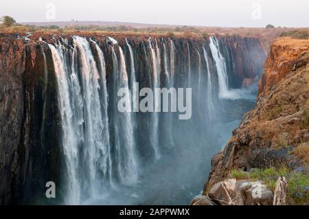 Vista Panoramica Delle Cascate Vittoria, Fiume Zambesi, Zimbabwe Foto Stock
