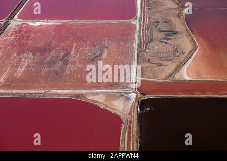 Veduta Aerea Dei Ponti Di Evaporazione Del Sale, Walvis Bay, Skeleton Coast, Namib Desert, Namibia Foto Stock