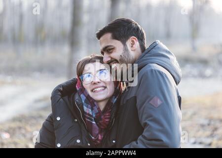 Felice giovane coppia gioiosa che ha momenti di divertimento e ridere insieme nella stagione autunnale. Foto Stock