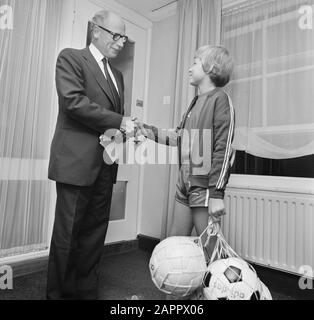 Novecentomila membri del KNVB dell'Aia hanno proposto il Ministro Van Doorn e Johan Weijenberg Data: 27 agosto 1973 luogo: L'Aia, Zuid-Holland Parole Chiave: Membri, ministri Nome personale: Doorn, Harry van Foto Stock