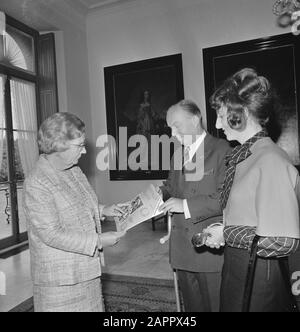 La regina Julia riceve la prima copia della regina Juliana 1925-1965 da G. Krayenhoff. La regina e Krayenhoff con rivista., Krayenhoff e Mirjam J. Annotation: La regina Juliana ha ricevuto la prima copia della rivista fotografica la regina Juliana il Giovedi a palazzo Huis ten Bosch. I proventi del libro sono per l'opera della Croce Rossa olandese. il presidente della Croce Rossa Jr. G. Krayenhoff ha offerto il libro. Quotidiano olandese: Rivista familiare riformata/headred. P. Giovane... [et al.]. Amersfoort, 15-09-1973. Visto su Delpher il 19-05-2017, resolver.kb.nl/ Resolve?urn=ddd:010633186:mpeg21:a0105 Data: S Foto Stock