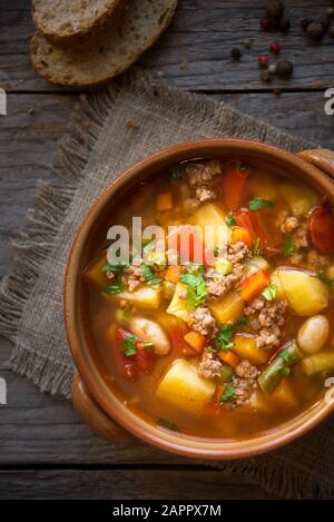 zuppa di hamburger con carne e verdure Foto Stock