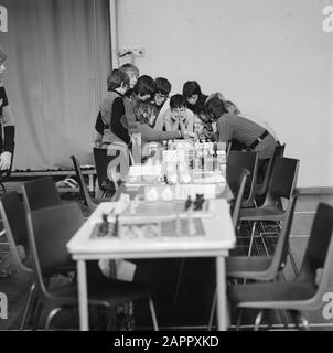 Torneo di scacchi per studenti di istruzione secondaria a Haarlem Panoramica dello spazio del torneo Data: 3 gennaio 1974 luogo: Haarlem, Noord-Holland Parole Chiave: Giocatori di scacchi, tornei di scacchi, scacchi, studenti di scuola Foto Stock
